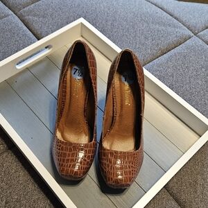 Varsavia Viamara Brown Croc-Embossed Pumps